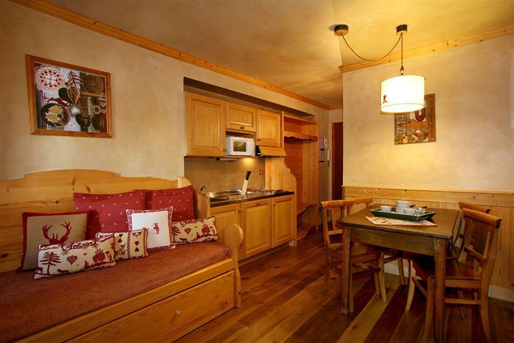B&B Residence Checrouit Courmayeur Bagian luar foto