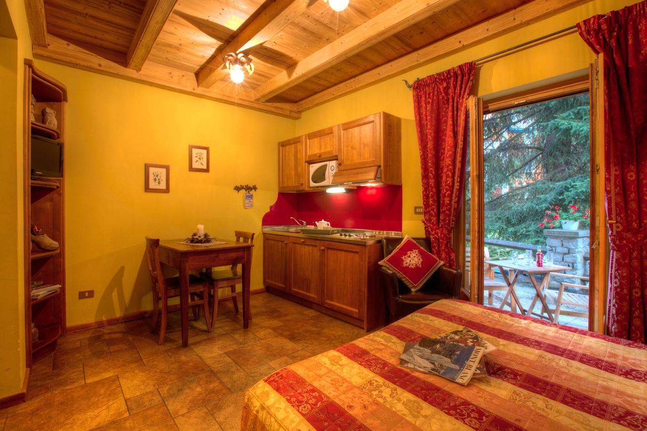 B&B Residence Checrouit Courmayeur Bagian luar foto