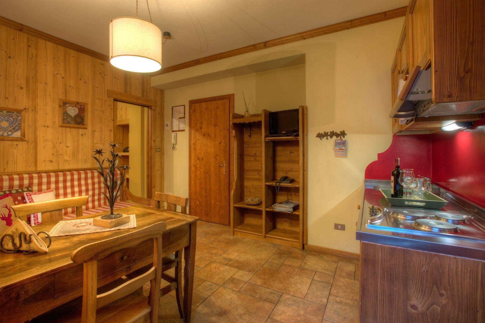 B&B Residence Checrouit Courmayeur Bagian luar foto