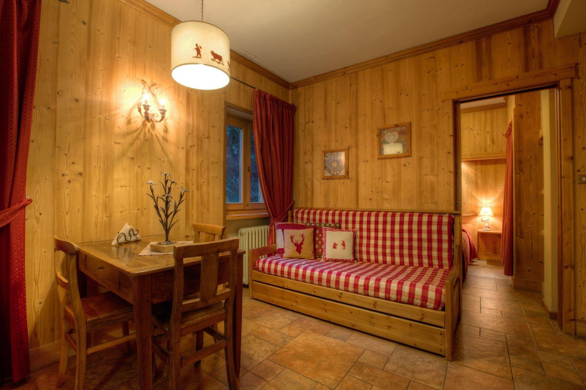 B&B Residence Checrouit Courmayeur Bagian luar foto