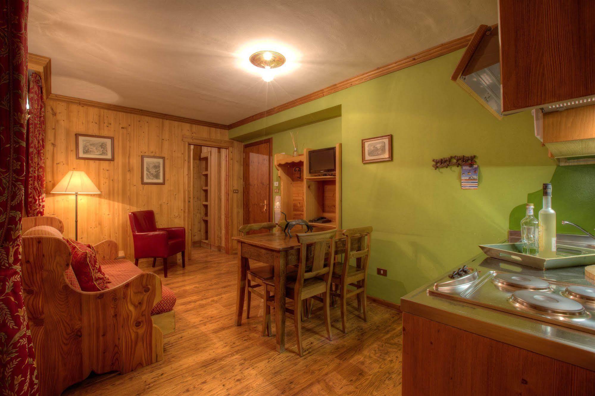 B&B Residence Checrouit Courmayeur Bagian luar foto